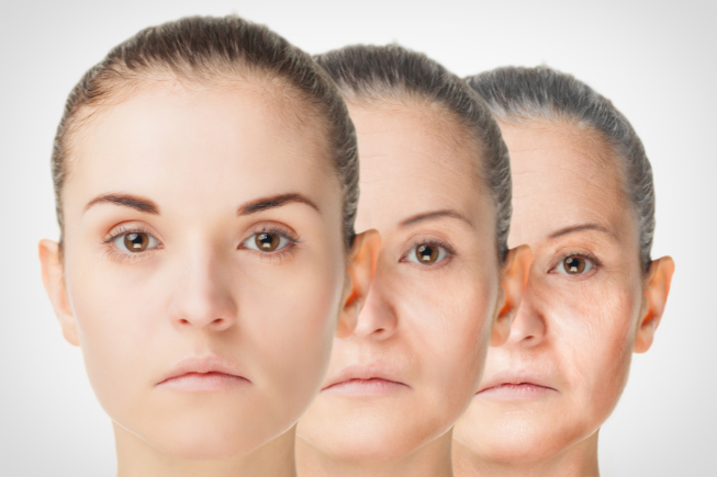 Gesicht einer Frau zu unterschiedlichen Zeitpunkten in ihrem Leben mit sichtbaren Spuren der Hautalterung